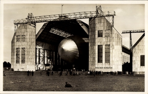 Postcard Friedrichshafen on Lake Constance, Graf Zeppelin in the airship yard, LZ 127, ready to take off