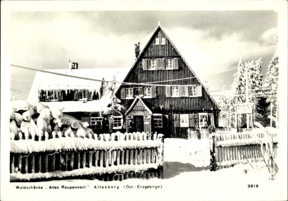 Ak Altenberg im Erzgebirge, Waldschänke Altes Raupennest, winterliche Landschaft, Holzbau, eingez