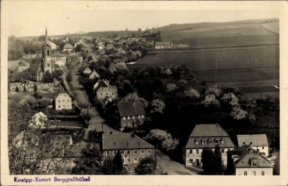 Ak Berggießhübel in Saksen, landschap met kerk, verschillende huizen, landelijke omgeving, bomen