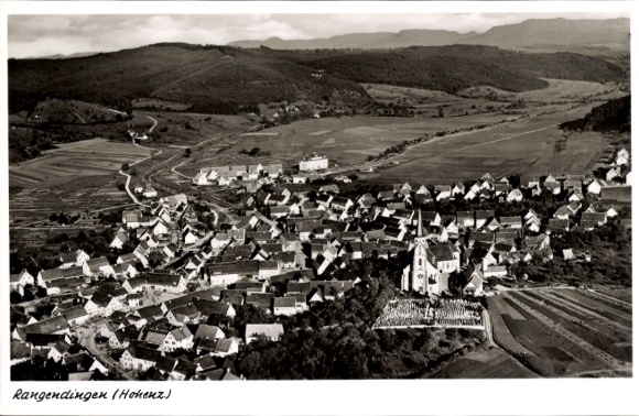 Ak Rangendingen im Zollernalbkreis, Luftaufnahme, Dorfansicht, Kirche, Felder, Berge im Hintergru