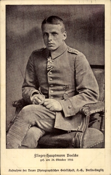 Postcard Fliegerhauptmann Boelcke, portrait, Iron Cross, medal