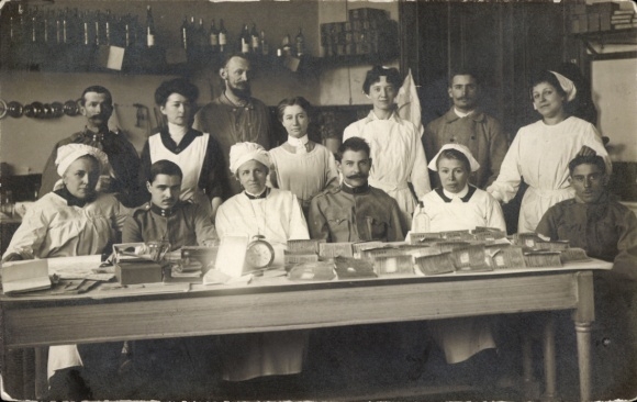 Foto Ak Kuk-Feldapotheke, Soldaten in Uniformen, Frauen am Tisch
