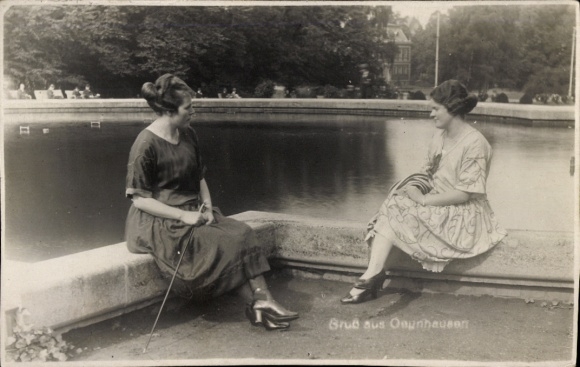 Ak Bad Oeynhausen in Westfalen, zwei Frauen, Bassin