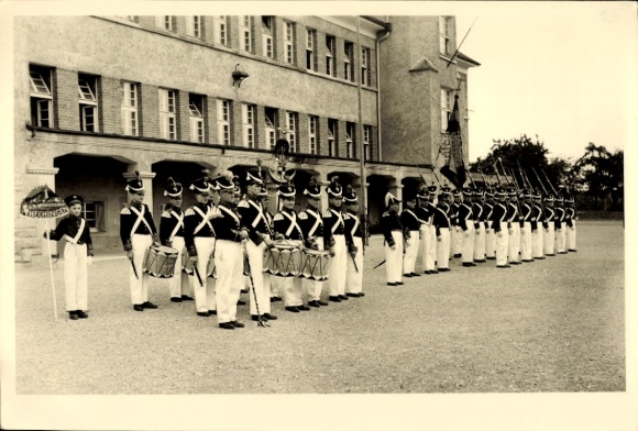 Photo Postcard Hechingen in the Zollernalb district, soldiers in uniforms, festival