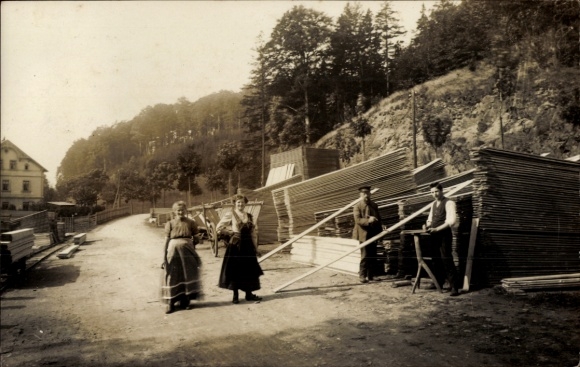 Foto Ak Holzhau Rechenberg Bienenmühle Erzgebirge, Straßenpartie, Sägewerk, Arbeiter, Frauen