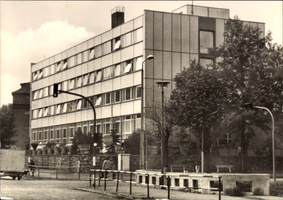Ak Arnstadt in Thüringen, Marienstift  Orthopädisches Kinderpflegeheim, moderne Architektur, Bäum