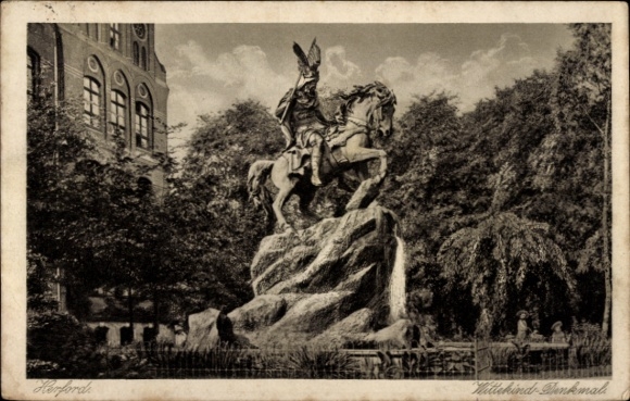 Ak Herford in Westfalen, Denkmal eines Reiters auf einem Pferd, umgeben von Bäumen