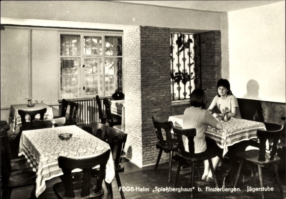 Postcard Finsterbergen Friedrichroda in the Thuringian Forest, FDGB-Helm, Spielberghaus, Jägerstube, two women