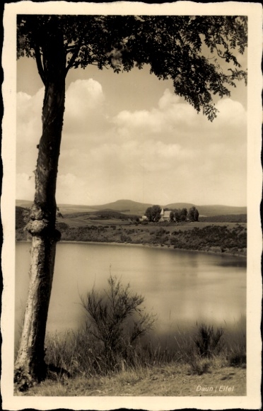 Ak Daun in der Eifel, Landschaft mit See, Baum, Hügel im Hintergrund, sepia Farbton