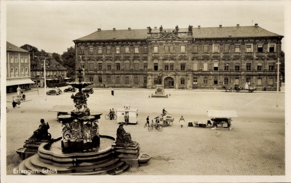 Ak Erlangen in Mittelfranken Bayern, Schloss, Brunnen, zentrale Platzansicht, historische Arch...