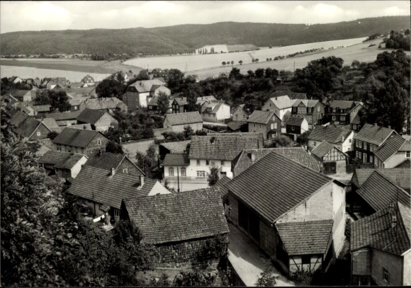 KP Angelroda Martinroda w Lesie Turyńskim, krajobraz z wieloma dachami domów, wzgórza w tle...