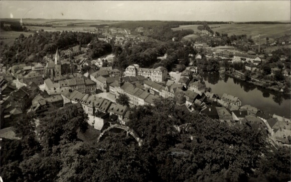 Ak Bad Lobenstein in Thüringen, Luftaufnahme einer Stadt, Fluss, alte Gebäude, Berglandschaft
