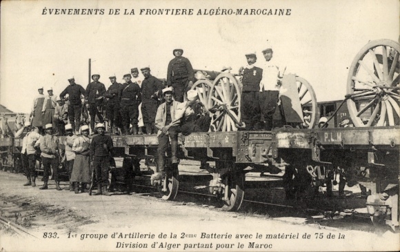 CPA 1er groupe d'Artillerie de la 2eme Batterie avec le matériel de 75 de la Division d'Alger