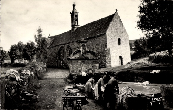 Postcard Locronan Finistère, Chapel Notre Dame de Bonne Nouvelle and its fountain