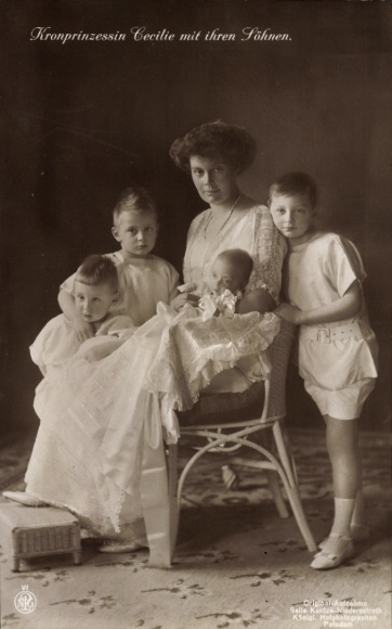 Ak Kronprinzessin Cecilie von Preußen mit Kindern
