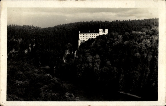 Ak Orlík nad Vltavou Altsattel Südböhmen, Schloss auf einem Hügel, umgeben von Wald, Schwarz-Weiß