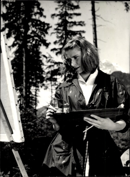 Postcard actress Sonja Sutter, portrait, easel