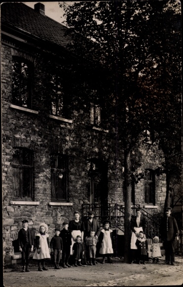 Photo Postcard Oesterau Plettenberg in Sauerland Westphalia, children and women in front of a building