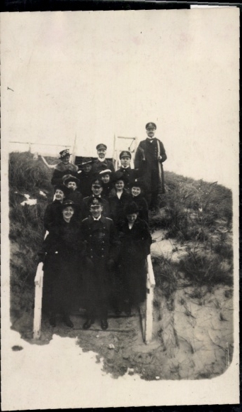 Fot. KP Wangerooge, oficerowie marynarki z Wilhelmshaven, schody latarni wydmowej, fotograf H. Schröder
