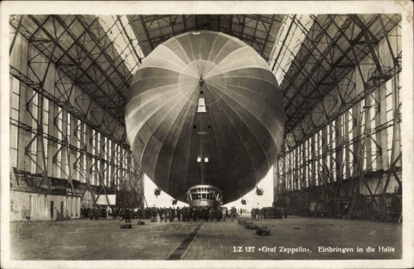 Postcard airship LZ 127 Graf Zeppelin, brought into the airship hall