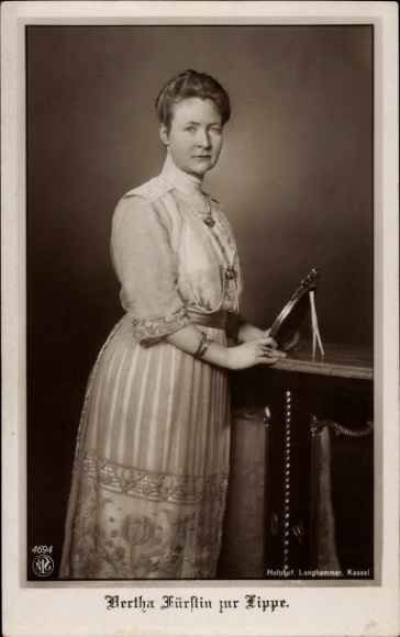 Postcard Bertha Princess zur Lippe, standing portrait