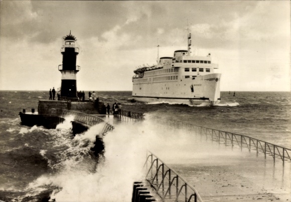 Postcard Ostseebad Warnemünde Rostock, MS Warnemünde at the entrance