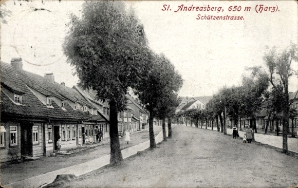 KP St. Andreasberg Braunlage w Harz, Oderteich, Schutzstraße, drzewa, domy, ulica, ludzie
