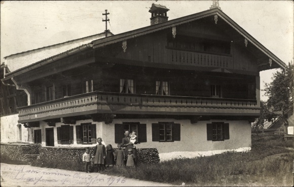 Photo Postcard Sauerlach in Upper Bavaria, group picture, woman and children in front of a house