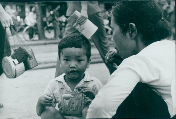 Photo Spremberg, Hans Joachim, Hanoi Vietnam, child, popsicle