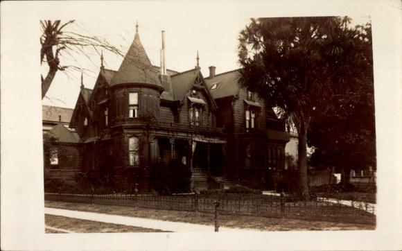 Photo Postcard Great Britain?, villa, garden, tree