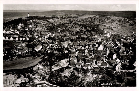 Ak Leonberg in Württemberg, Luftaufnahme von  Wohnhäuser, Wald, Hügel,  Schau