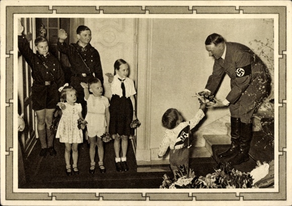 Ganzsachen Ak Kinder begrüßen Adolf Hitler, Blumenstrauß, Propaganda, Hitlerjugend, BDM