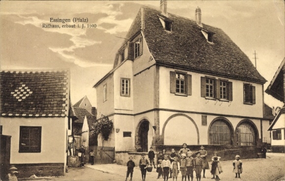 Postcard Essingen in the Palatinate, children in front of the town hall