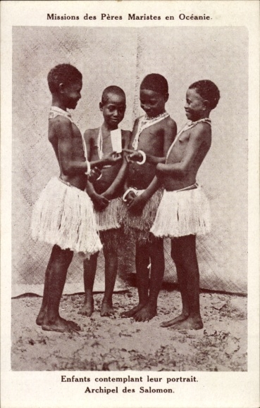Postcard Solomon Islands, children looking at their portrait