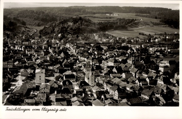 Ak Treuchtlingen im Altmühltal Mittelfranken, Luftaufnahme von  viele Häuser, ländliche Landschaf