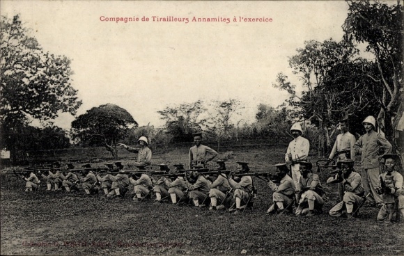 Postcard Vietnam, company of the Annamite Tirailleurs during exercise