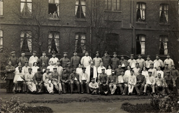 Photo Postcard Duisburg, hospital, group photo