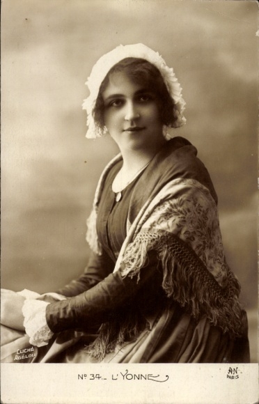 Postcard L'Yonne, The most beautiful women of the provinces of France