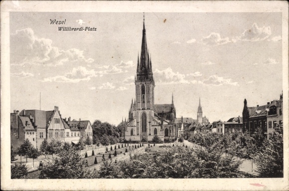 Ak Wesel am Niederrhein,  Willibrordi-Platz, Kirche, Bäume, Häuser