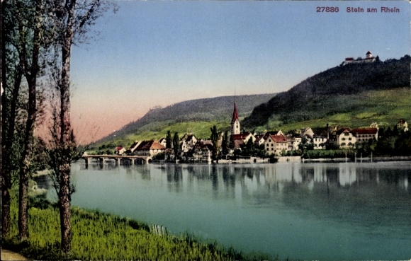 Ak Stein am Rhein Kanton Schaffhausen, Flusslandschaft, Häuser, Kirche, Bäume, Berg im Hintergrun