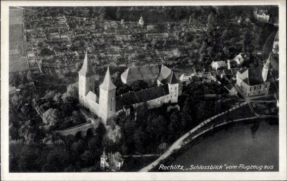 Ak Rochlitz an der Mulde Sachsen, Luftaufnahme von Schloss  idyllische Landschaft, ruhige Gewässe
