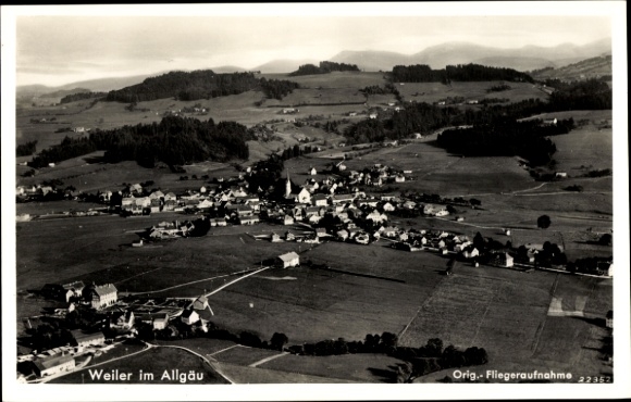 Ak Weiler Simmerberg im Allgäu, Fliegeraufnahme, Weiler im  ländliche Umgebung,  Ansicht