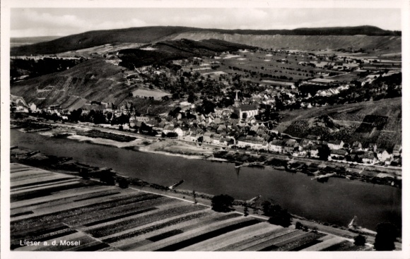 Ak Lieser an der Mosel, Lieser an der Mosel, ein Dorf an der Mosel mit einer Kirche, vielen Hä...