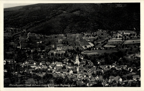 Ak Münchweier Ettenheim in Baden, Luftaufnahme von  Schwarzwald, Kirche, Häuser