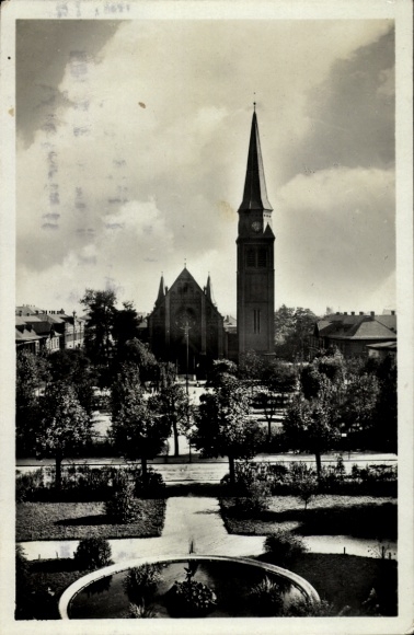 Ak Vítkovice Witkowitz Ostrava Ostrau Region Mährisch Schlesien, Kirche mit Turm, Parklandscha...