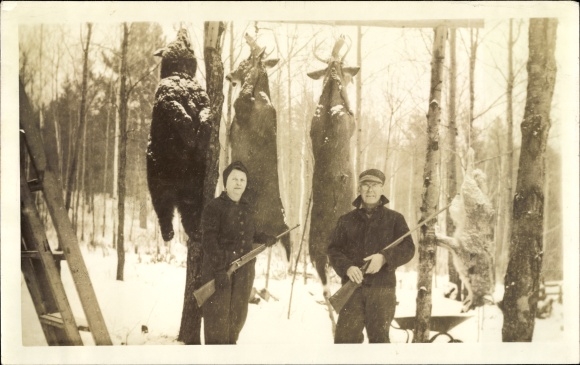 Foto Jagdzeit November 1946, Bina und Heinrich, erlegter Bär, zwei Hirsche, Kojote