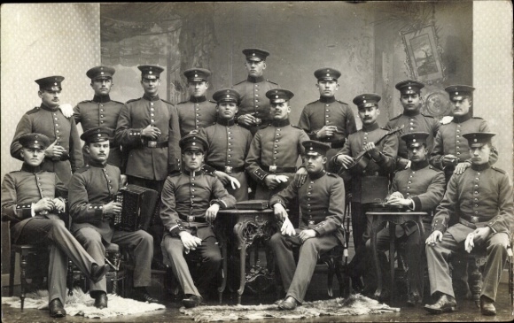 Photo Postcard Neuburg an der Donau Upper Bavaria, German soldiers in uniform, group photo