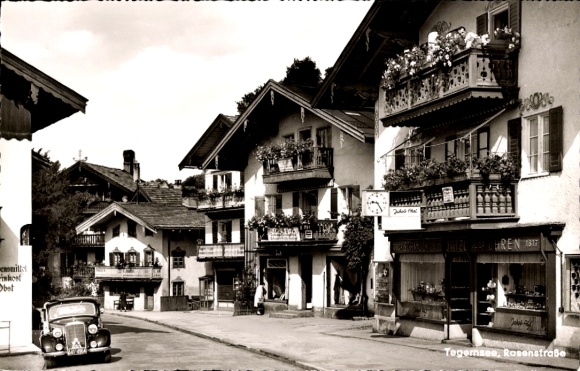 Postcard Tegernsee in Upper Bavaria, view of houses and shops, Rosenstraße, terraced houses, car