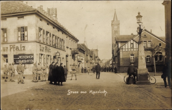 foto Ak Haßloch Hassloch in de Palts, Gasthaus Zur Pfalz, straatgedeelte, monument, Frans. soldaten