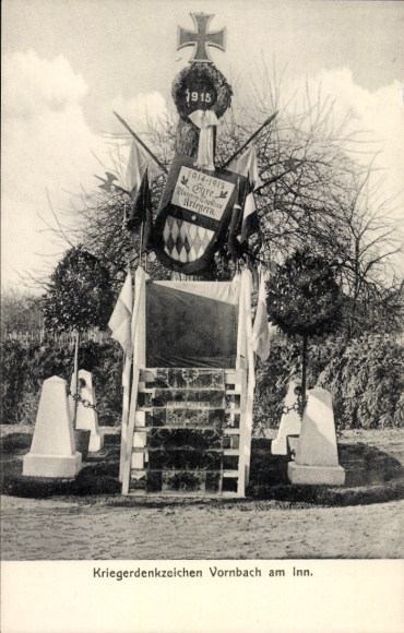 Postcard Vornbach Neuhaus am Inn, war memorial, year 1915, coat of arms, flags
